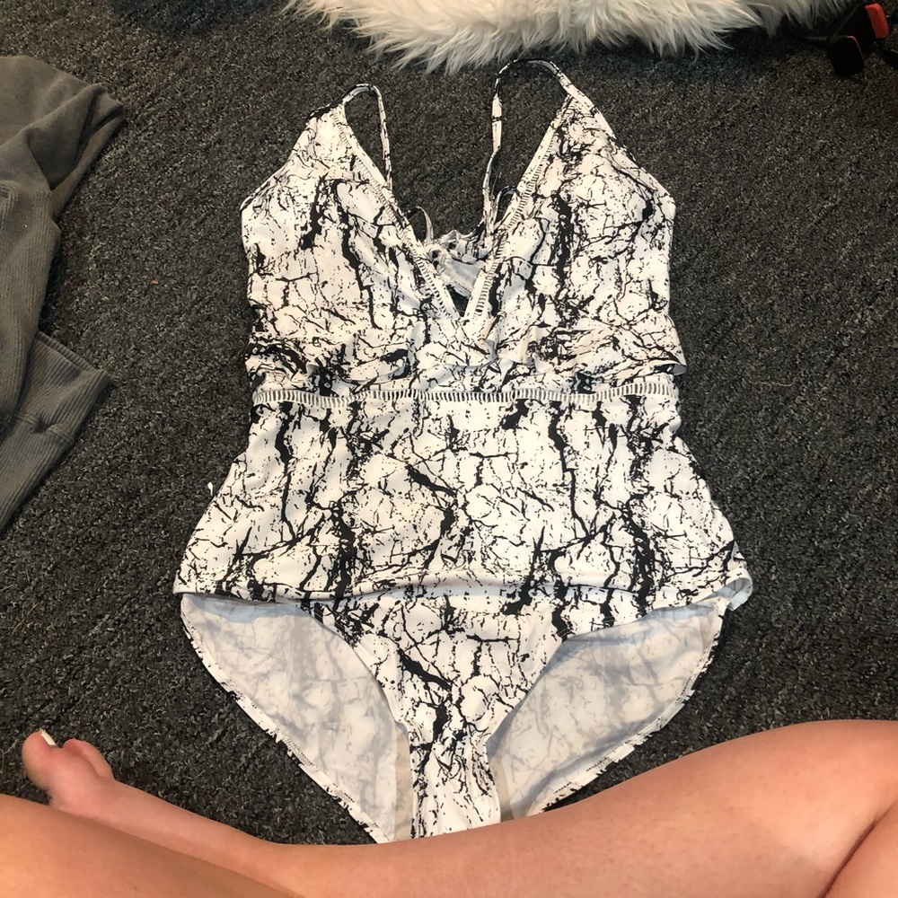 Marble print one piece low cut